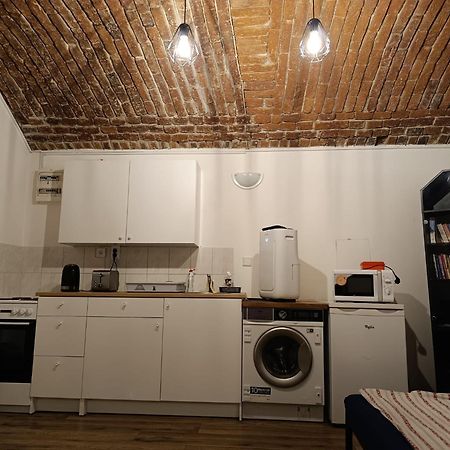 Basic Underground Apartments Next To The Center - Best Tram Line, Cool Local Area Prague Ngoại thất bức ảnh